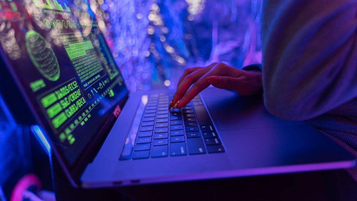 Tangan mengetik pada papan ketik laptop