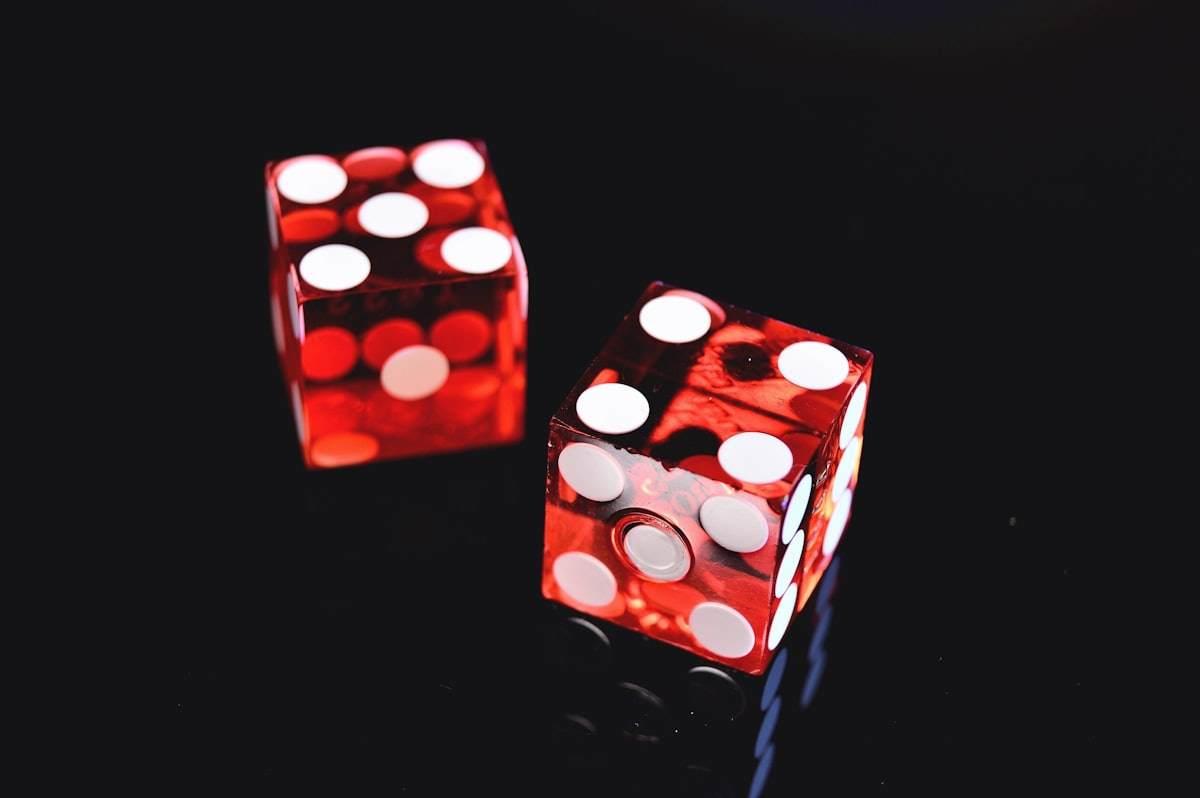 Dua dadu merah di atas meja permainan