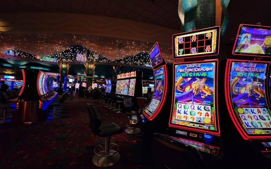 Deretan mesin slot modern di area permainan kasino