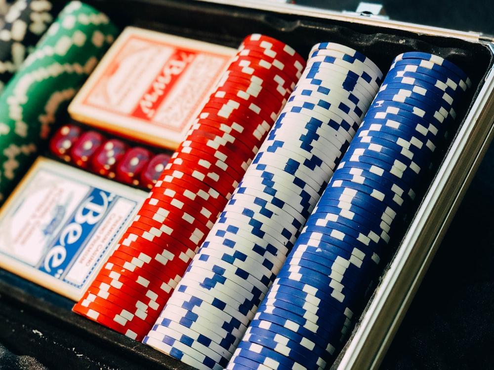 Tumpukan keping poker berbagai warna di atas meja