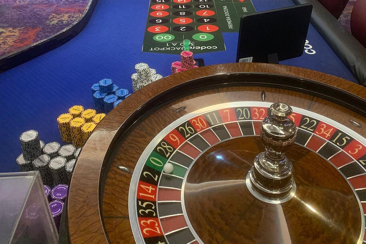 Roda roulette dari sudut atas dengan kantong angka merah dan hitam